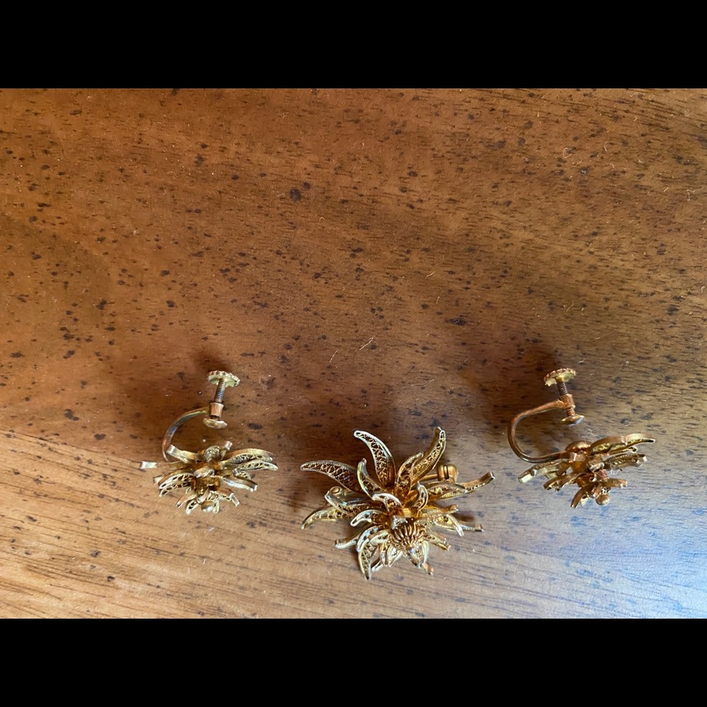 Beautiful unique vintage matching Gold Pin and Earrings set - Picture 5 of 6